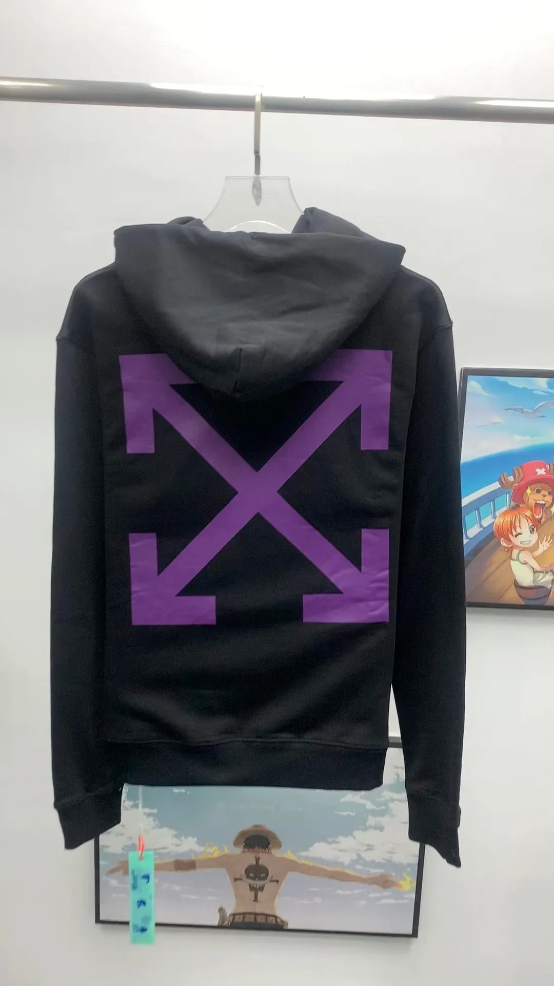 Real shot video on the back - the top tested version of Off-White 2023 new autumn and winter Angel Caravaggio spray-painted arrow hooded sweatshirt. The craftsmanship of this style can be said to be very difficult. There is a direct comparison between our home and many versions on the market. You can more clearly distinguish between good and bad just by looking at the prints. This printing uses Kornit's digital direct-injection process. The entire printing effect is like drawing lines with a marker pen. The imitation effect can achieve the same visual effect as the real thing. The main reason is that the color transition of this printing is too small, which makes it impossible to directly copy the pattern when scanning. The image must be manually enlarged more than 40 times, and then adjusted bit by bit to add a soft color (white) effect. The fabric is made of 480g large fish scale pure cotton terry dyed in a vat, which is a big launch and has a full drape. Full set of customized accessories, washed, labeled. Guaranteed to be the top product on the market.  Color: Black Size: XS-L P:410